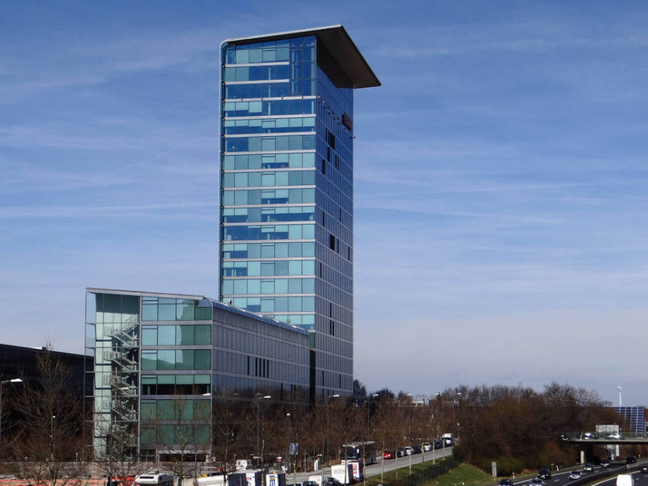 Skyline-Tower mit Campusgebäuden