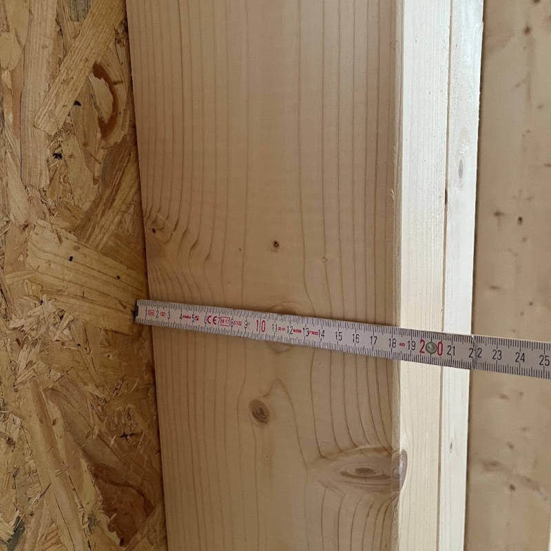 Überprüfung Umsetzung Meterstab an Holzbalken