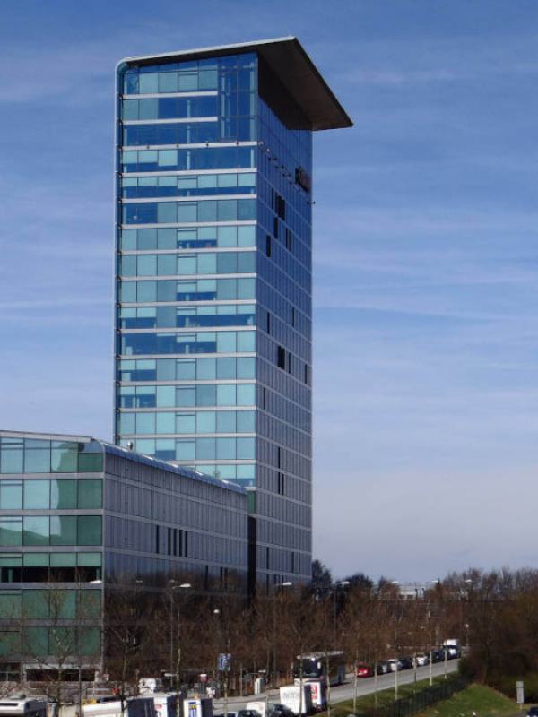 Skyline-Tower mit Campusgebäuden